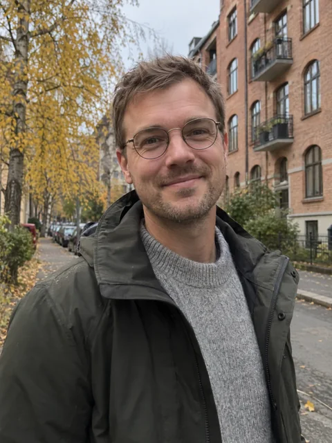 Henrik Ole Solberg Kristoffersen ute i en gate på Torshov en høstdag